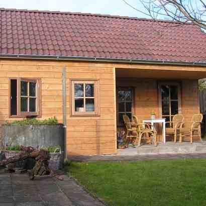 prefab houten tuinhuis met inpandige luifel