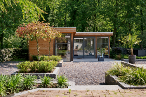 Prefab poolhouse met een plat dak en glazen schuifdeuren.