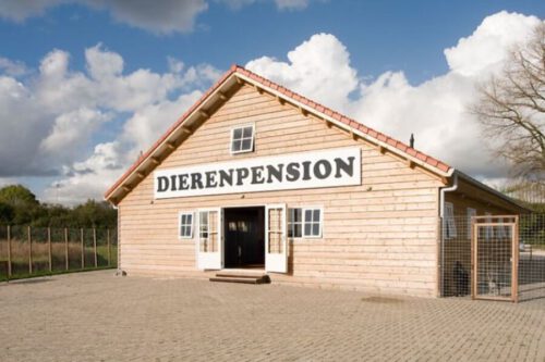 Opgeleverd prefab dierenpension met houtmotief.