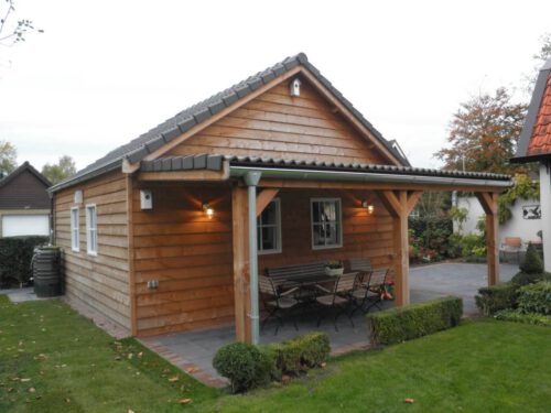 Prefab garage met een overkapping.