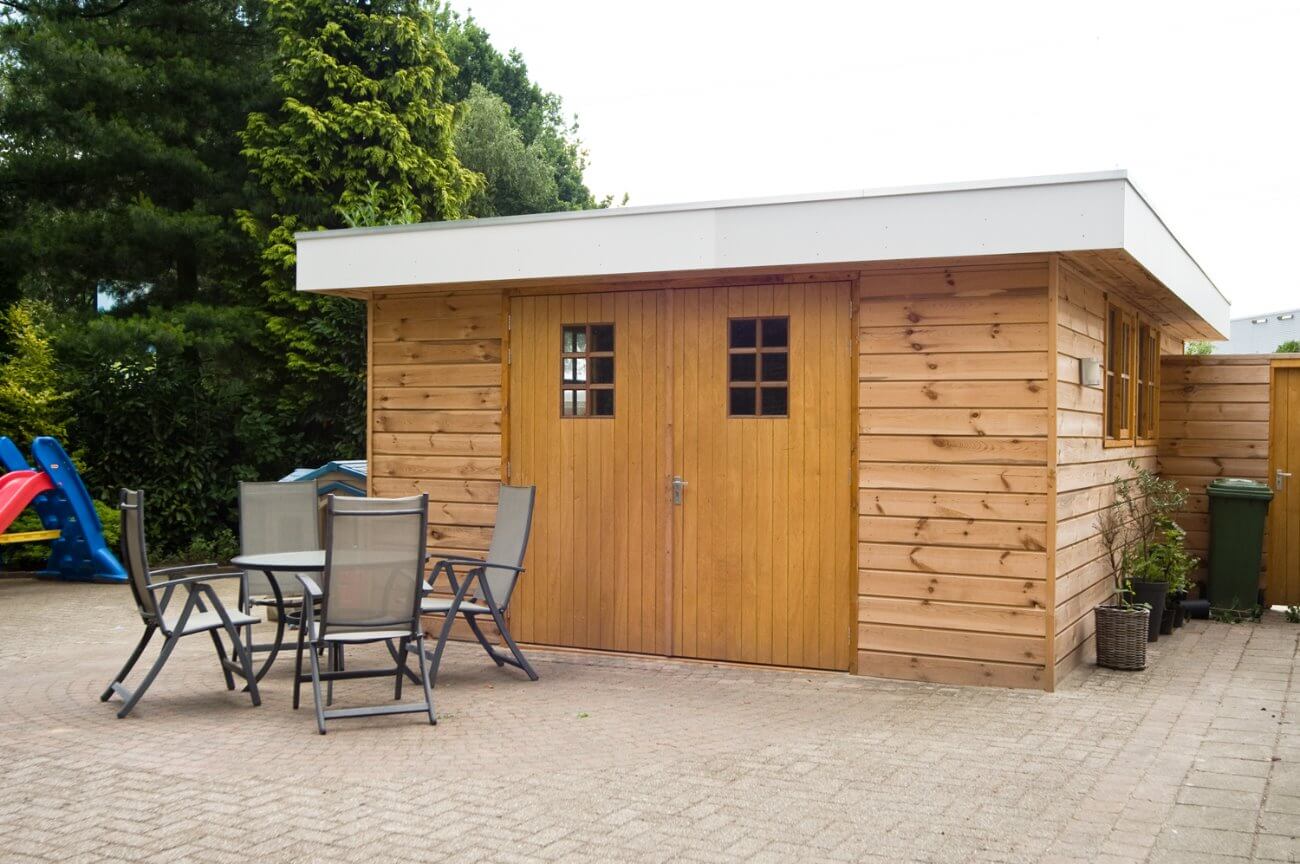 Prefab berging met ene plat dak.