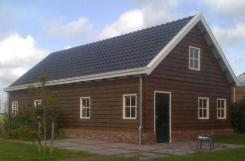 Een luxe prefab schuur met een zadeldak.