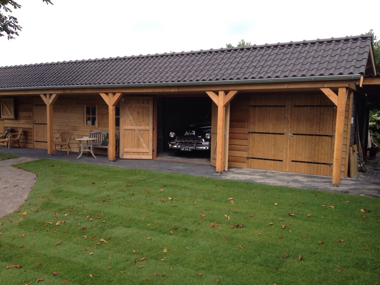Prefab paardenstal en garage met luifel.