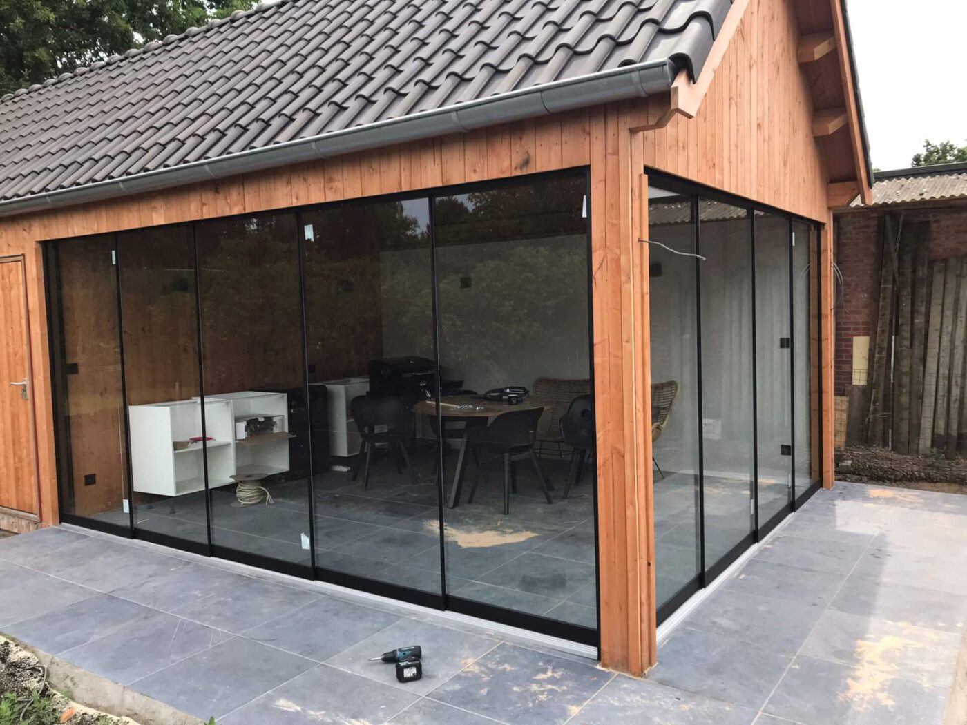 Prefab tuinhuis met glazen schuifwanden.