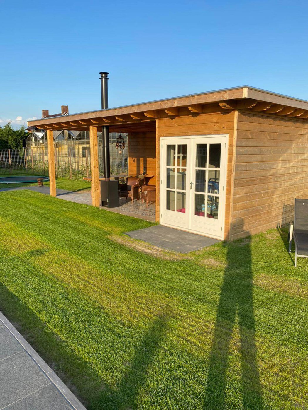 Prefab poolhouse met overkapping.