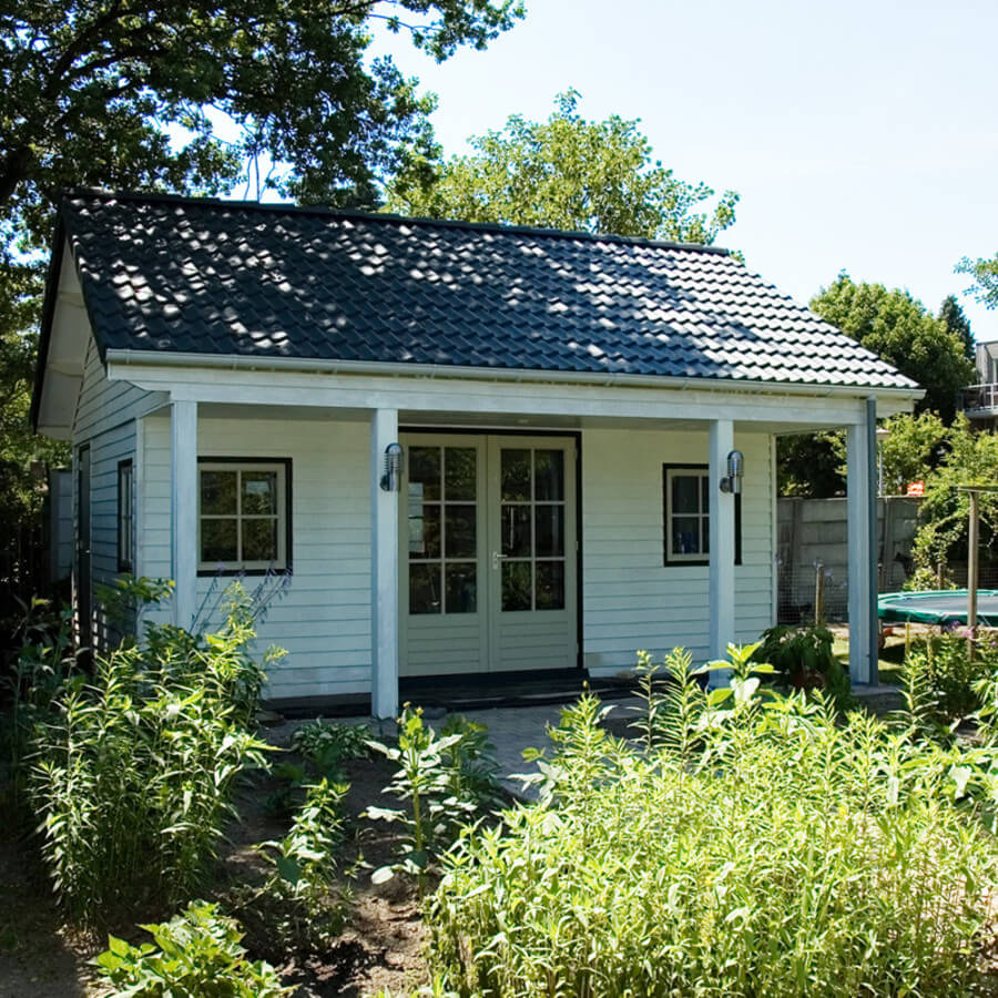 Prefab tuinhuis dat wordt gebruikt als hobbyruimte.