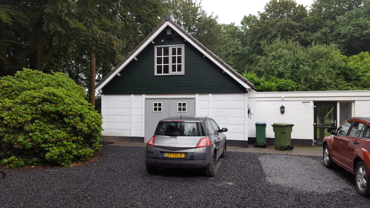 Prefab garage aangebouwd aan een woning.