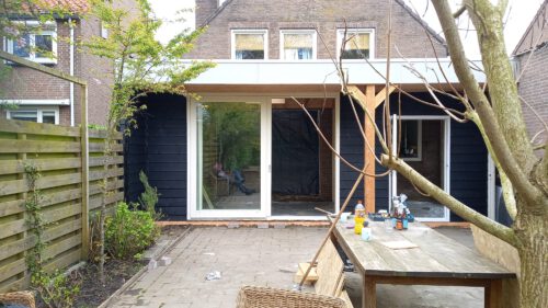 Woning aanbouw in constructie.